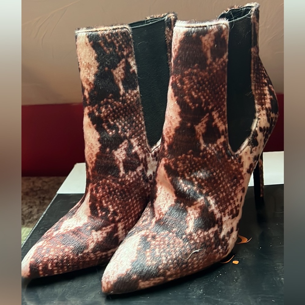 Beautiful size 7 boots, never worn.  Busted my ankle and just can’t wear!